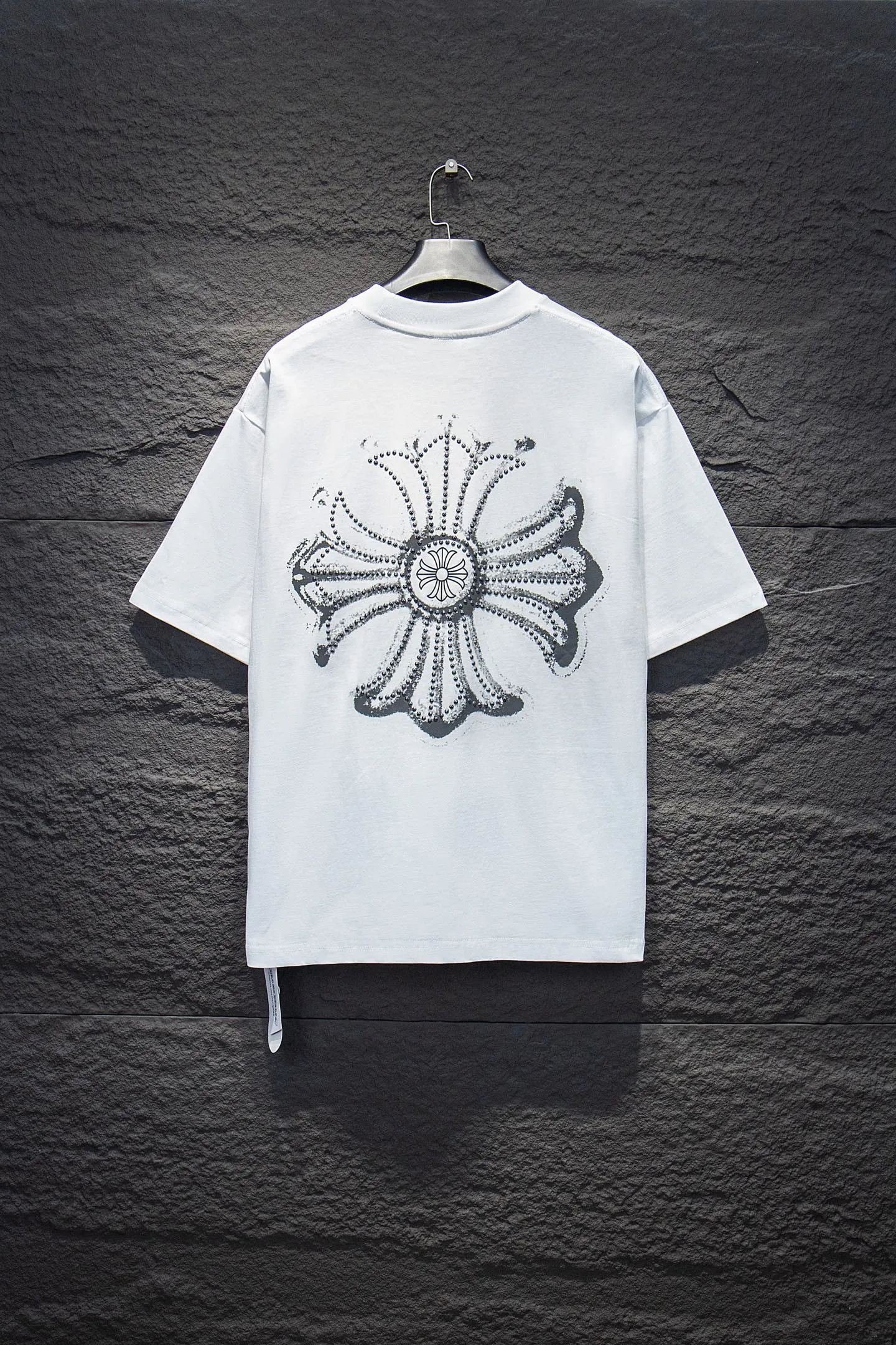 P190 🆕Chrome hearts 25ss os version is really charming and Chrome Hearts is really a must-have. Each season's new version is made to the extreme. It is very practical and can be worn casually. Nice✔️ - ⚠️100% cotton. It is made of 32-count double yarn, 260-gram weight fabric and imported knitted needle carded cotton. It has moderate thickness, drape and contour, and the upper body is comfortable! ! It is very tolerant to fat body types and can instantly lose five pounds after wearing it!  Specially ordered many Austrian hot diamonds, which have the bling bling effect of natural crystals under the light, with multi-faceted reflective points, and the production cost is extremely high. The laser molding includes a computer engraving machine and a laser machine, which are accurate in units of particles. Finally, it is hot and set at high temperature. After the hot ironing, the firmness needs to be tested repeatedly on the hot stamping. It can show colorful reflections under the light. The collar webbing extends to the shoulder for reinforcement, and the stitching at the connection point. The hem and cuffs are all made of 0.2mm stitch double-thread stitching. They are carefully produced at a high cost. The attitude of making goods with a magnifying glass restores the quality and effect of the product. The full set of customized accessories only presents every detail to the customer. Printing with film printing, 50,000 positioning, which is very time-consuming. The addition of handmade elements to the body greatly increases the interest of the clothing; unique visual effects. After special treatment, a unique effect is formed. An irregular hem is added to the version. This year's Kroxin is the main version. In the past two years, the oversize version has become the focus of the trend and has been a popular staple in the past two years. The change of designers has made this brand an instant hit. The progressive fashion of the times also needs the blood impact of fresh elements and trendy designs in order to continue its glory! It’s stylish both inside and outside, a must-have for high street travel! An absolute "eye-catching style" that can match couples 💏 Color: washed black and white Size: S M L XL